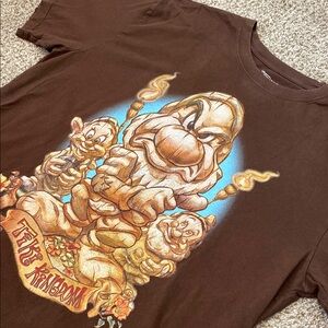 Disney Store Studio Collection “Tiki Kingdom” Grumpy, Dopey, & Doc XL Brown Tee